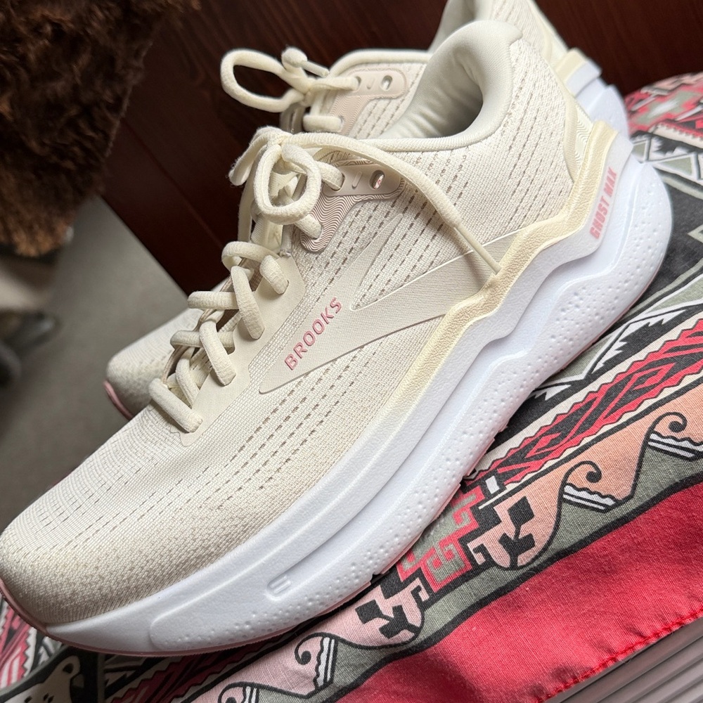 Brooks Ghost Max  size  7.5 med B Women's Running Shoes Sneakers